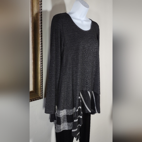 ALEMBIKA Asymmetric Flounce Tunic Top - Picture 2 of 6